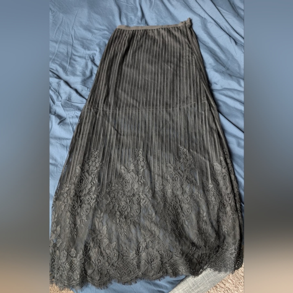 Elegant Gray Lace Skirt Size 6&8